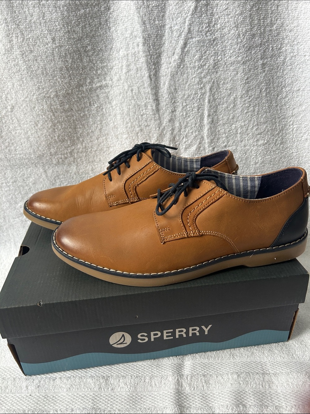 Sperry Men's Chestnut Brown Leather Derby Shoes with Black Accents